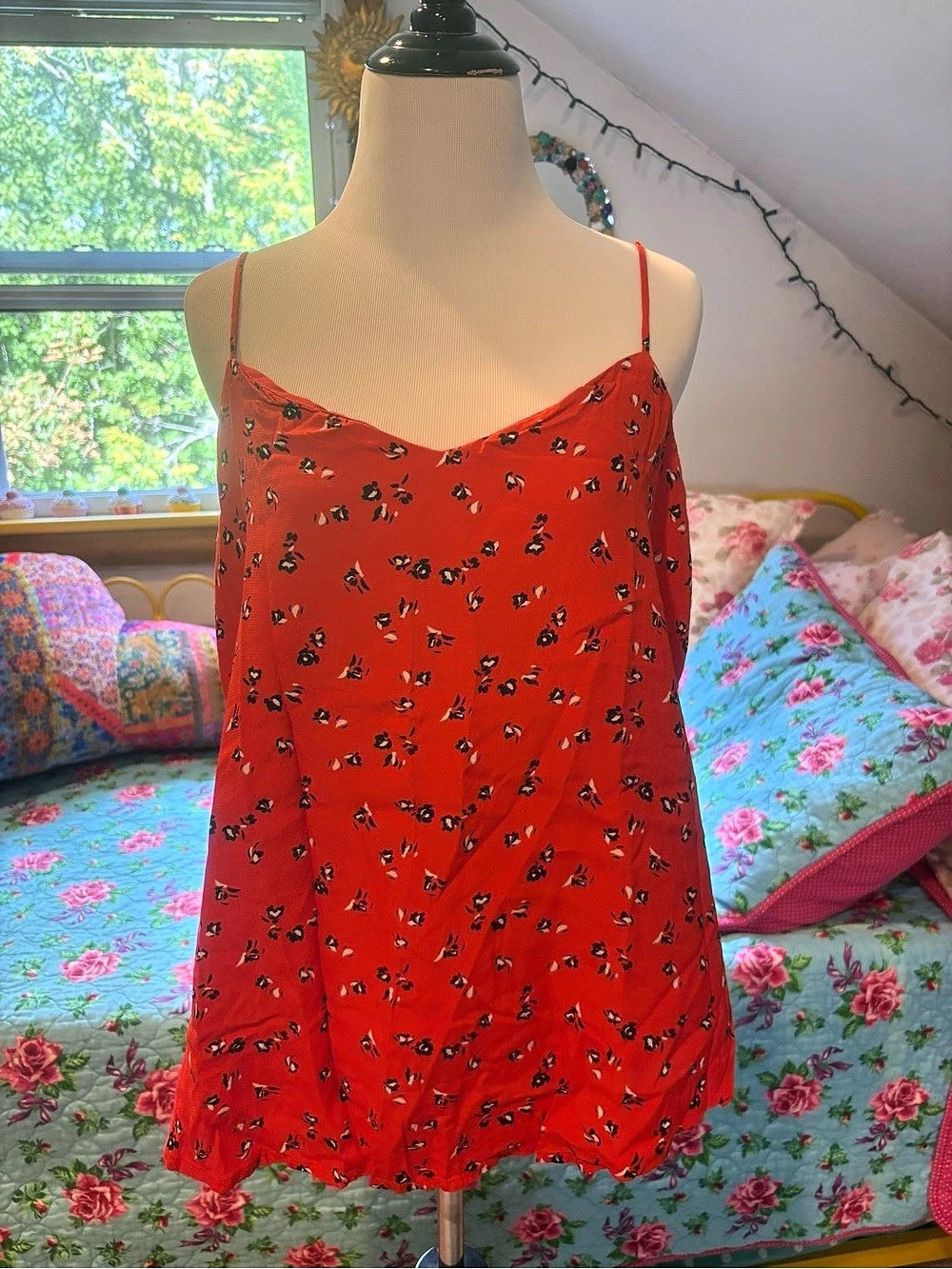 Gap Floral Camisole in Red Size Large Like New